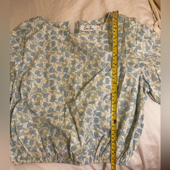 Coco Shop Cinched Crop Top Medium Blue Floral - Picture 4 of 4